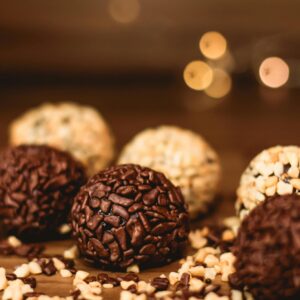 Diferença Entre Brigadeiro Tradicional e Gourmet: Entenda Qual Escolher Para Sua Festa (ou seu dia a dia!)